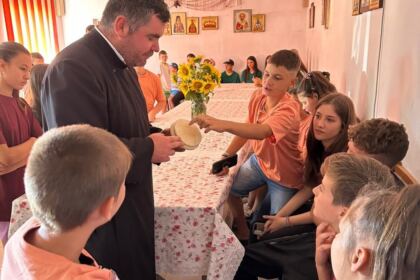 Zi de mare bucurie pentru 85 de copii din localitățile Crăiești și Corni – fotografia 23