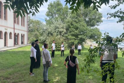 Activităţi recreative şi educative pentru copiii din mica localitate Esna, judeţul Brăila – fotografia 33