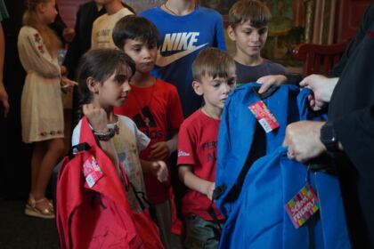 3.500 de copii din judeţele Galaţi şi Brăila primesc sprijin din partea Bisericii la început de an şcolar – fotografia 14