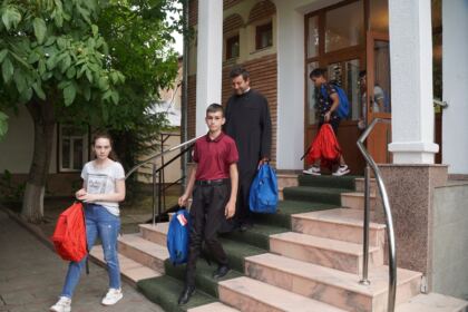 3.500 de copii din judeţele Galaţi şi Brăila primesc sprijin din partea Bisericii la început de an şcolar – fotografia 44