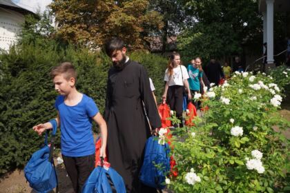 3.500 de copii din judeţele Galaţi şi Brăila primesc sprijin din partea Bisericii la început de an şcolar – fotografia 47