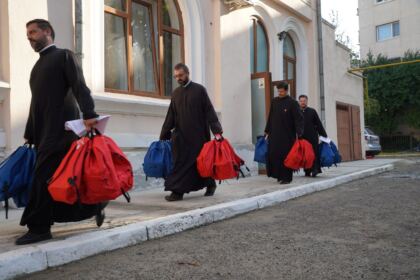 Ghiozdane pentru copiii din protopopiatele Galaţi şi Însurăţei – fotografia 9