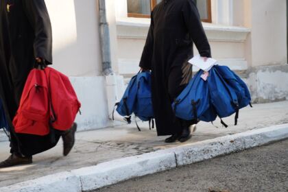 Ghiozdane pentru copiii din protopopiatele Galaţi şi Însurăţei – fotografia 10