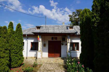Ghiozdane pentru copiii din protopopiatele Galaţi şi Însurăţei – fotografia 1