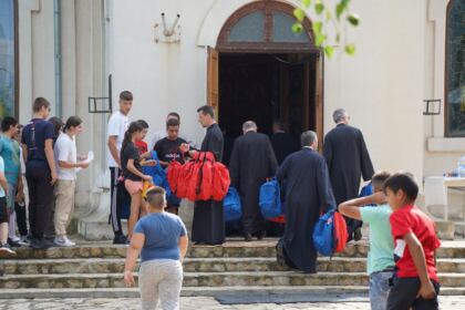 Ghiozdane pentru copiii din protopopiatele Galaţi şi Însurăţei – fotografia 14