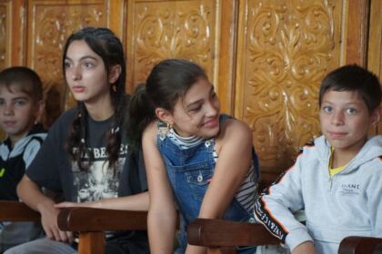 Ghiozdane pentru copiii din protopopiatele Galaţi şi Însurăţei – fotografia 18