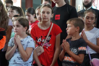 Ghiozdane pentru copiii din protopopiatele Galaţi şi Însurăţei – fotografia 21