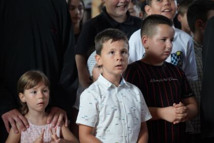 Ghiozdane pentru copiii din protopopiatele Galaţi şi Însurăţei – fotografia 26