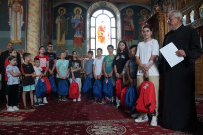 Ghiozdane pentru copiii din protopopiatele Galaţi şi Însurăţei – fotografia 29