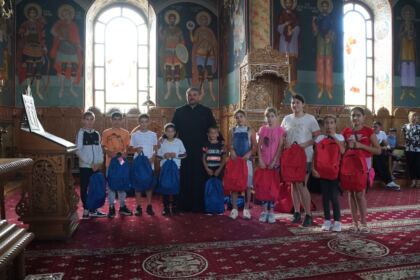 Ghiozdane pentru copiii din protopopiatele Galaţi şi Însurăţei – fotografia 36