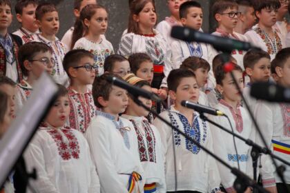 Serbarea de colinde a Seminarului Teologic „Sfântul Andrei“ din Galaţi – fotografia 45