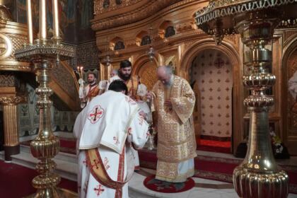 Liturghie şi filantropie în prima zi a noului an la Galaţi – fotografia 11