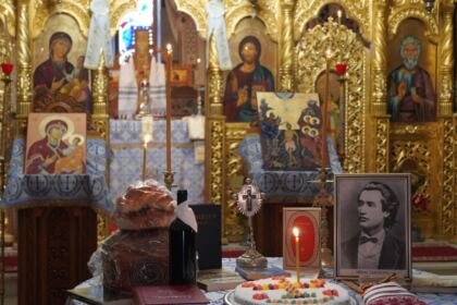Poetul naţional Mihai Eminescu, omagiat de elevii seminarişti gălăţeni – fotografia 2