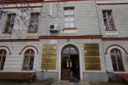 Poetul naţional Mihai Eminescu, omagiat de elevii seminarişti gălăţeni – fotografia 1