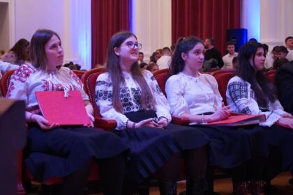 Poetul naţional Mihai Eminescu, omagiat de elevii seminarişti gălăţeni – fotografia 12