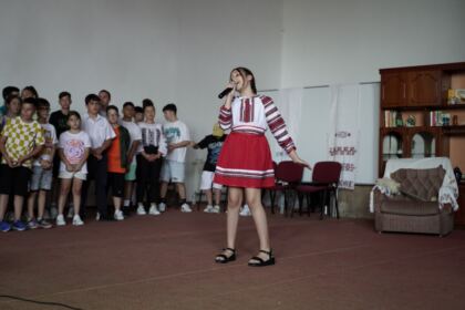 Activităţi de vară pentru copiii din trei comunităţi gălăţene – fotografia 39