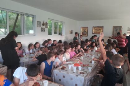 Activităţi de vară pentru 75 de copii la Mănăstirea Cârlomăneşti – fotografia 4