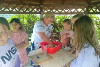 Activităţi de vară pentru copiii din trei parohii brăilene – fotografia 9