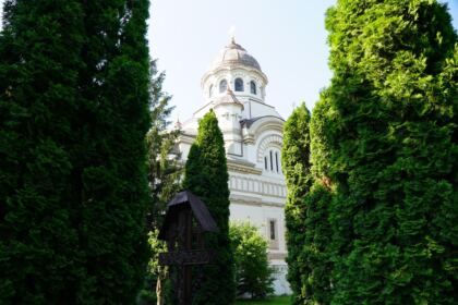 Copii, profesori şi părinţi în vizită la Centrul Eparhial – fotografia 1