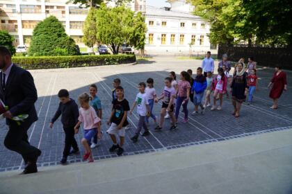 Copii, profesori şi părinţi în vizită la Centrul Eparhial – fotografia 2