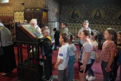 Copii, profesori şi părinţi în vizită la Centrul Eparhial – fotografia 3