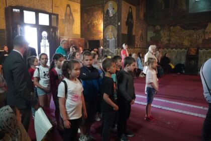 Copii, profesori şi părinţi în vizită la Centrul Eparhial – fotografia 6