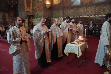 Copii, profesori şi părinţi în vizită la Centrul Eparhial – fotografia 7