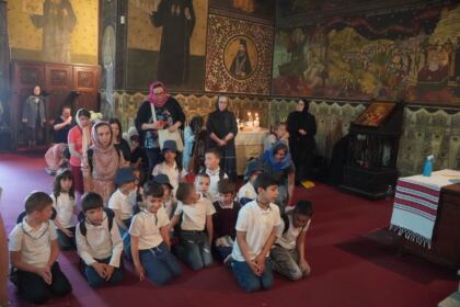 Copii, profesori şi părinţi în vizită la Centrul Eparhial – fotografia 10