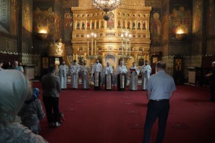 Copii, profesori şi părinţi în vizită la Centrul Eparhial – fotografia 11