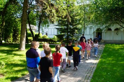 Copii, profesori şi părinţi în vizită la Centrul Eparhial – fotografia 12