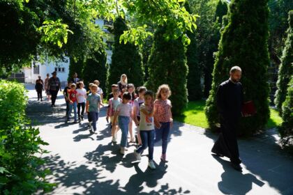 Copii, profesori şi părinţi în vizită la Centrul Eparhial – fotografia 13