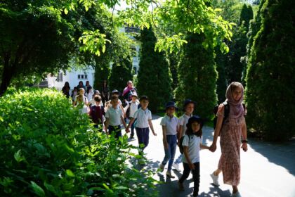 Copii, profesori şi părinţi în vizită la Centrul Eparhial – fotografia 14