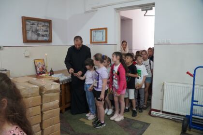 Copii, profesori şi părinţi în vizită la Centrul Eparhial – fotografia 16
