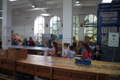 Copii, profesori şi părinţi în vizită la Centrul Eparhial – fotografia 17