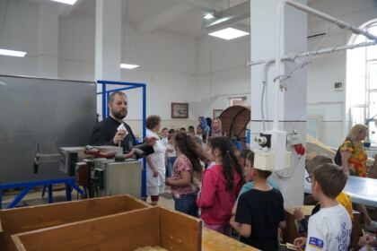 Copii, profesori şi părinţi în vizită la Centrul Eparhial – fotografia 18