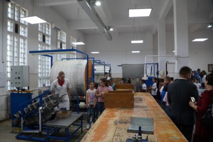 Copii, profesori şi părinţi în vizită la Centrul Eparhial – fotografia 19