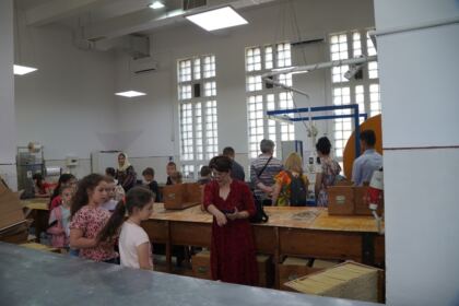 Copii, profesori şi părinţi în vizită la Centrul Eparhial – fotografia 20