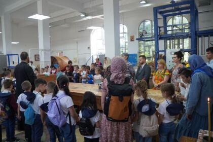 Copii, profesori şi părinţi în vizită la Centrul Eparhial – fotografia 22