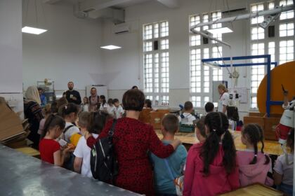 Copii, profesori şi părinţi în vizită la Centrul Eparhial – fotografia 23