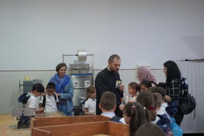 Copii, profesori şi părinţi în vizită la Centrul Eparhial – fotografia 24