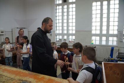 Copii, profesori şi părinţi în vizită la Centrul Eparhial – fotografia 25