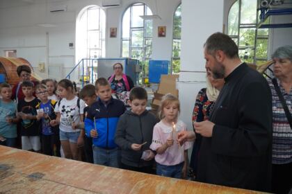 Copii, profesori şi părinţi în vizită la Centrul Eparhial – fotografia 26