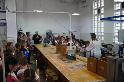 Copii, profesori şi părinţi în vizită la Centrul Eparhial – fotografia 27