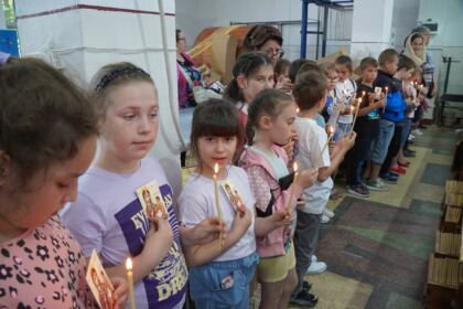 Copii, profesori şi părinţi în vizită la Centrul Eparhial – fotografia 28