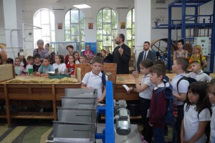 Copii, profesori şi părinţi în vizită la Centrul Eparhial – fotografia 31