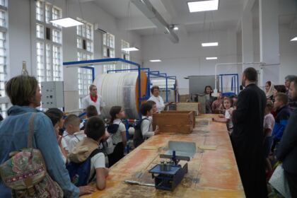 Copii, profesori şi părinţi în vizită la Centrul Eparhial – fotografia 33