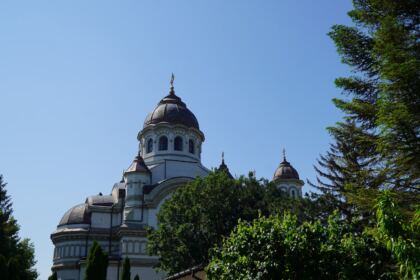 Copii, profesori şi părinţi în vizită la Centrul Eparhial – fotografia 34