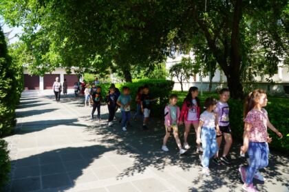 Copii, profesori şi părinţi în vizită la Centrul Eparhial – fotografia 35