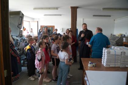 Copii, profesori şi părinţi în vizită la Centrul Eparhial – fotografia 36