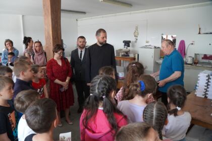 Copii, profesori şi părinţi în vizită la Centrul Eparhial – fotografia 38